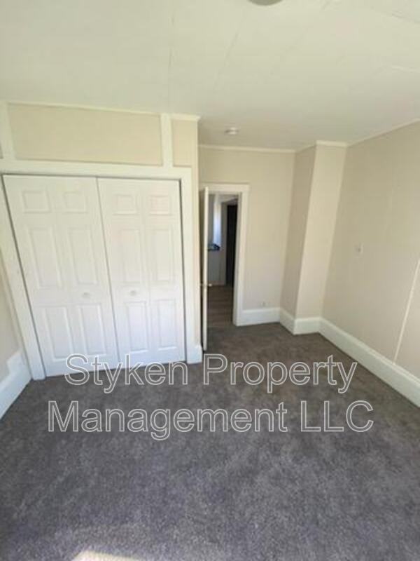 259 N Evergreen Ave - Photo 3 of 9