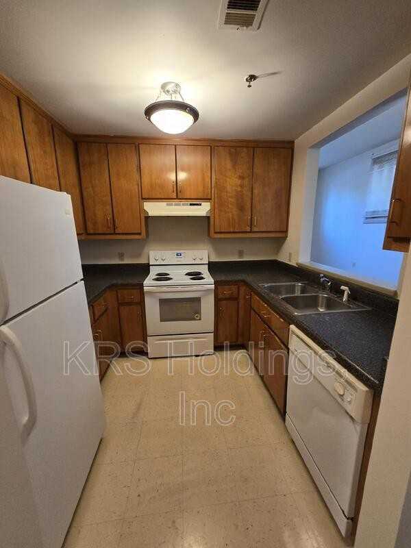 633 W Washington St #205