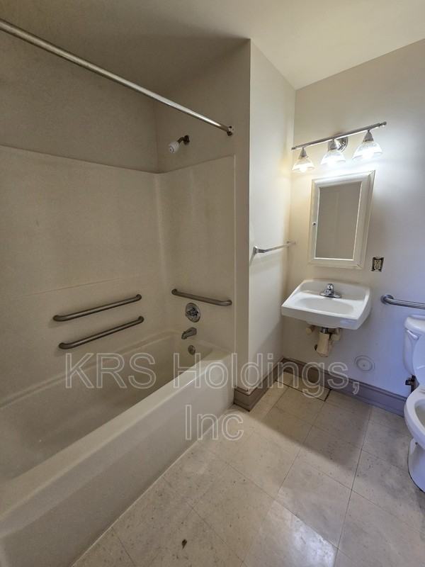 633 W Washington St #205 - Photo 2 of 13