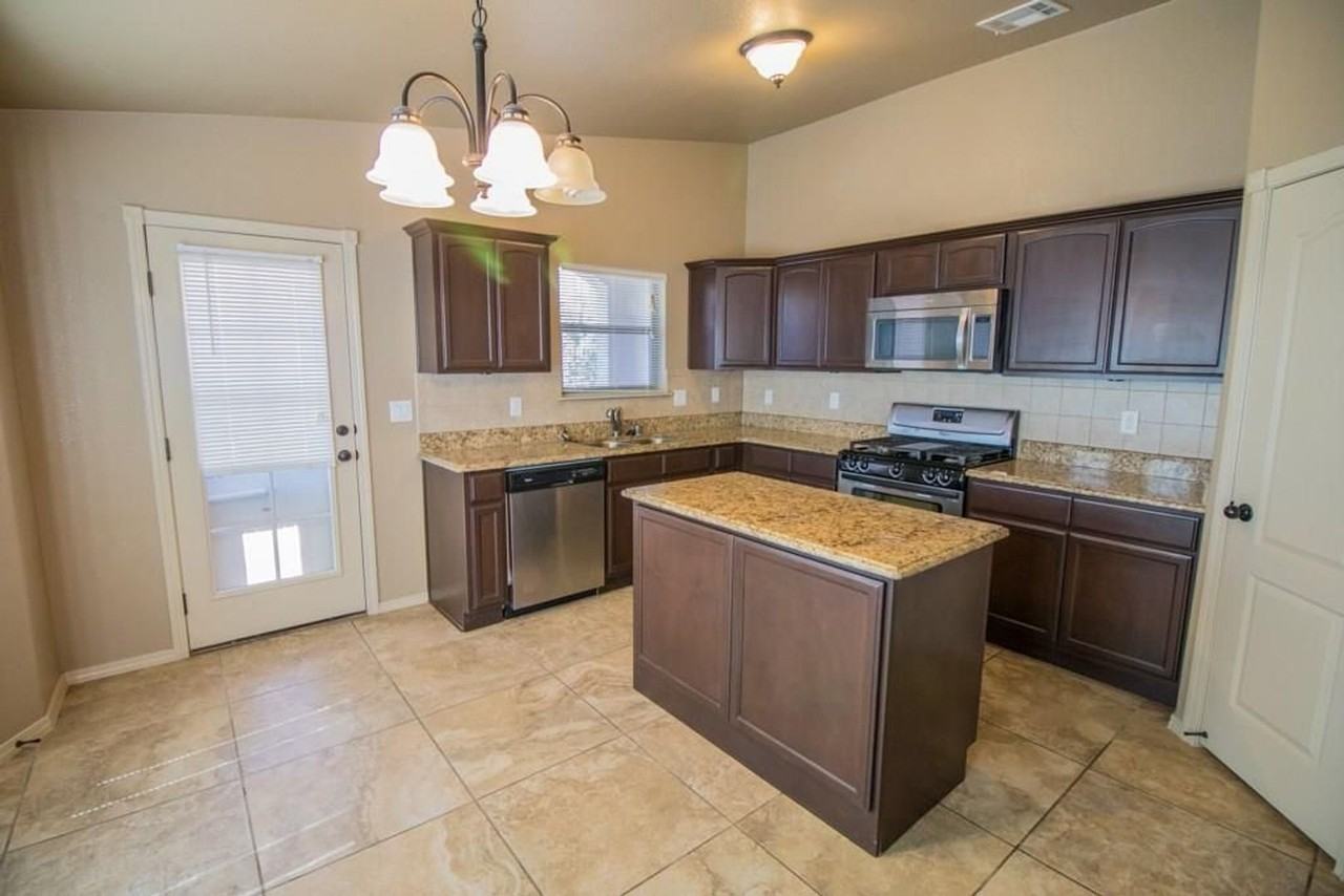 14317 Woods Point Ave - Photo 7 of 21