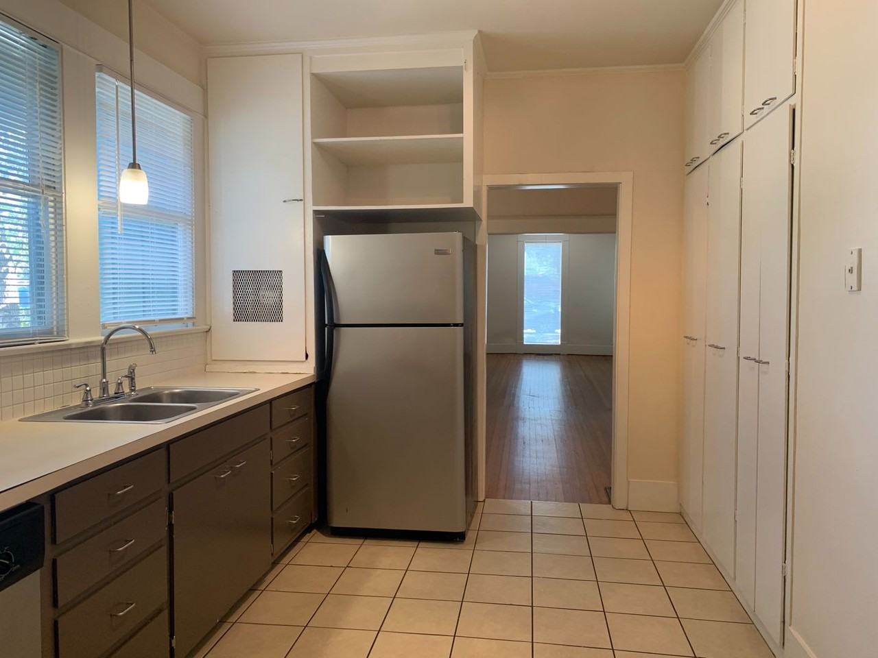 909 West 30th Street - Photo 7 of 12