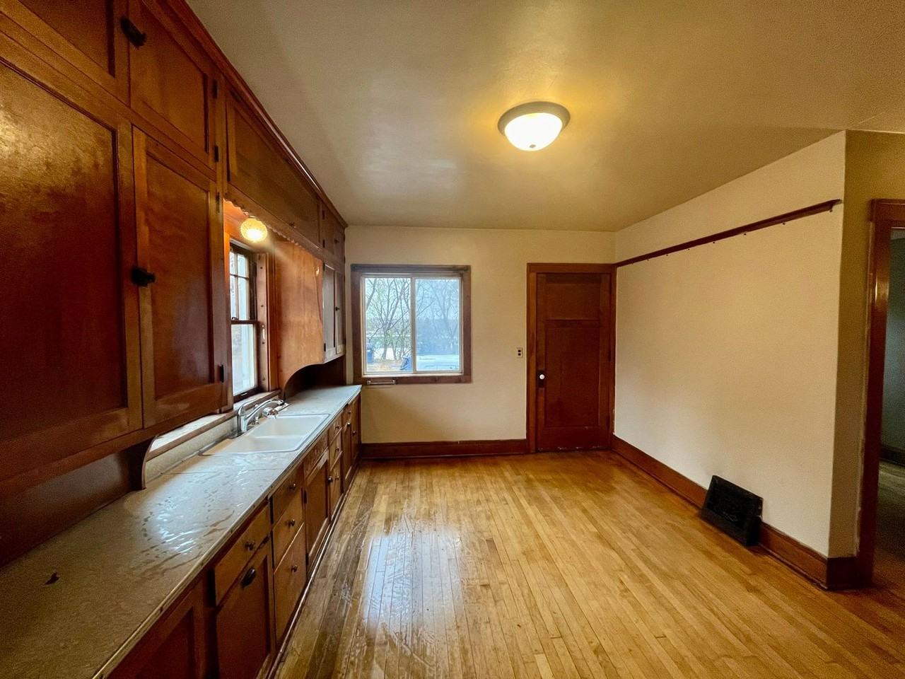 413 Division St - Photo 5 of 24