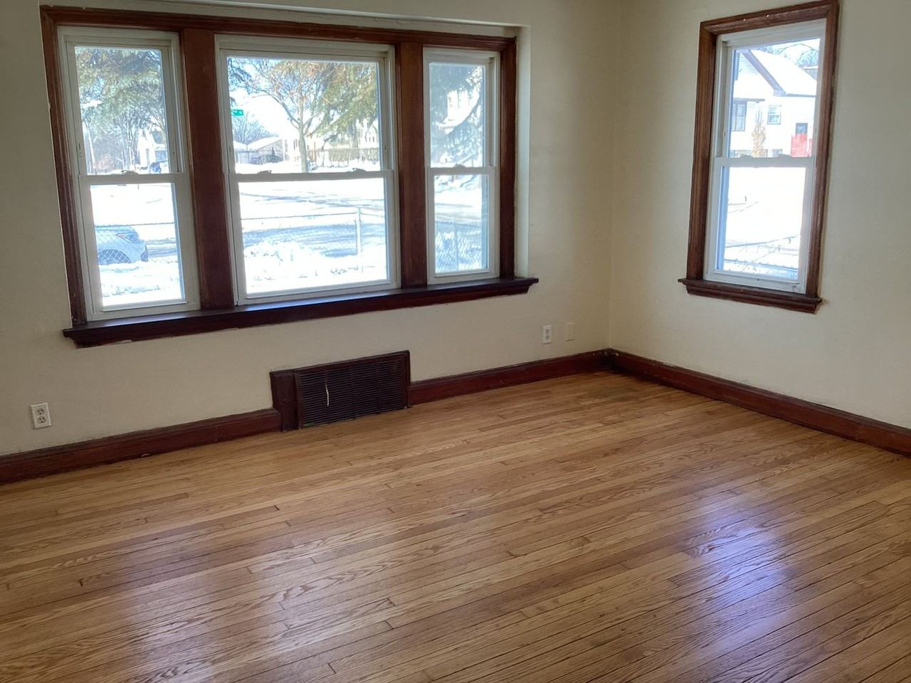5696 N 42nd St - Photo 6 of 17