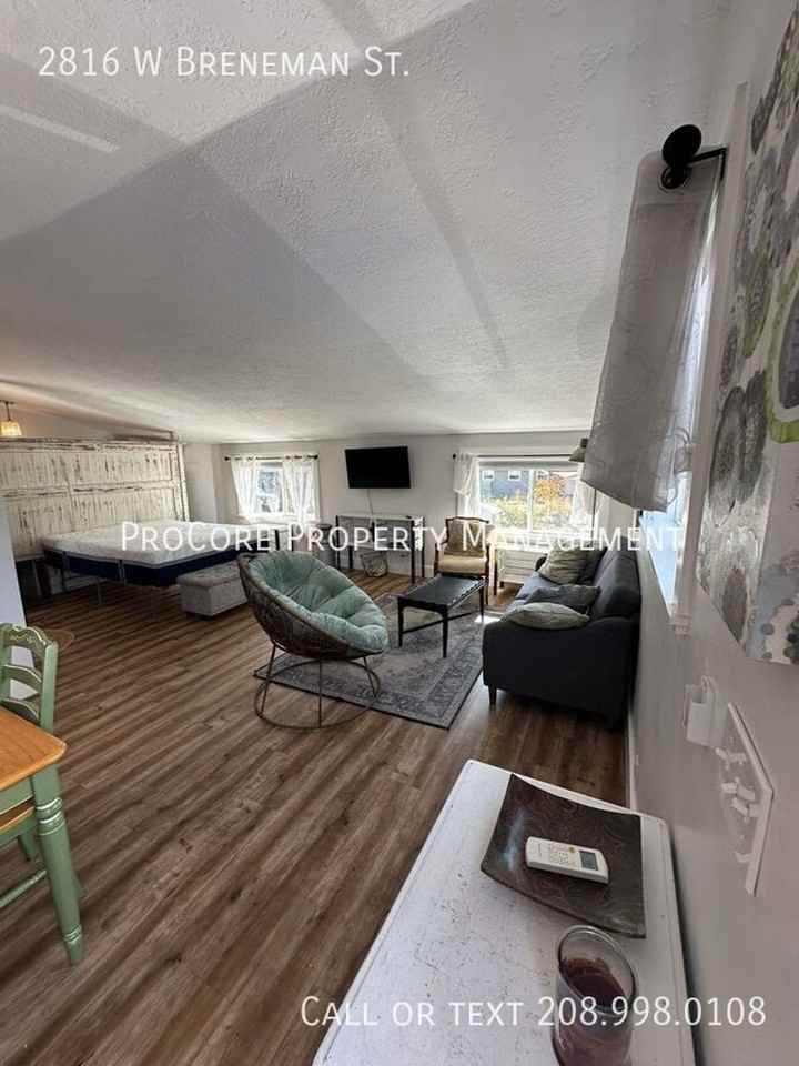 2816 W Breneman St - Photo 2 of 18