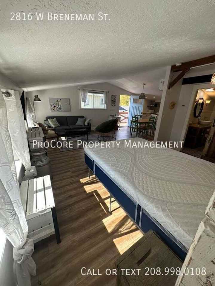2816 W Breneman St - Photo 3 of 18