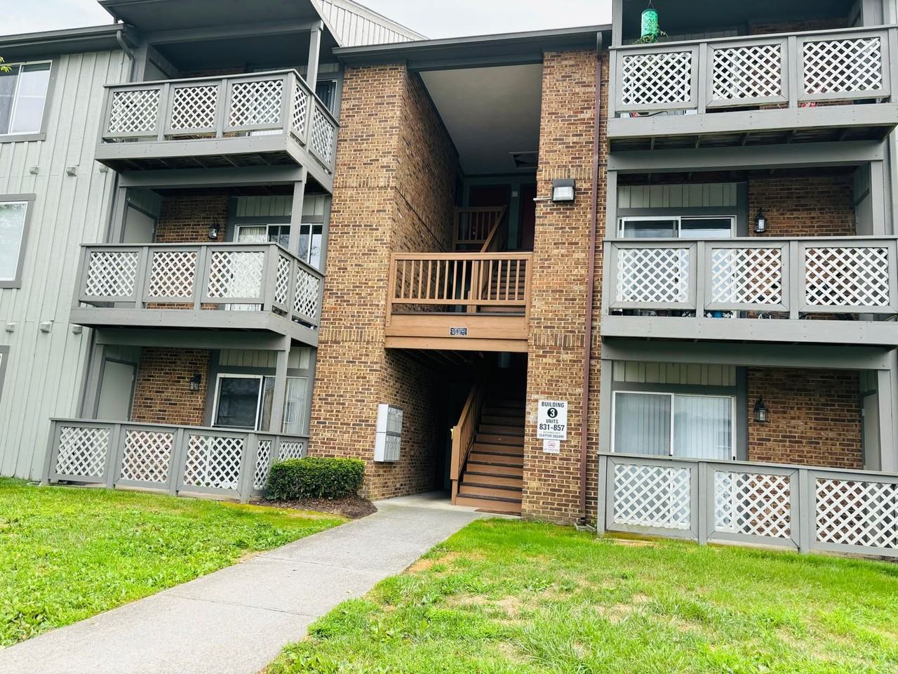 831 Claytor Sq - Photo 2 of 23