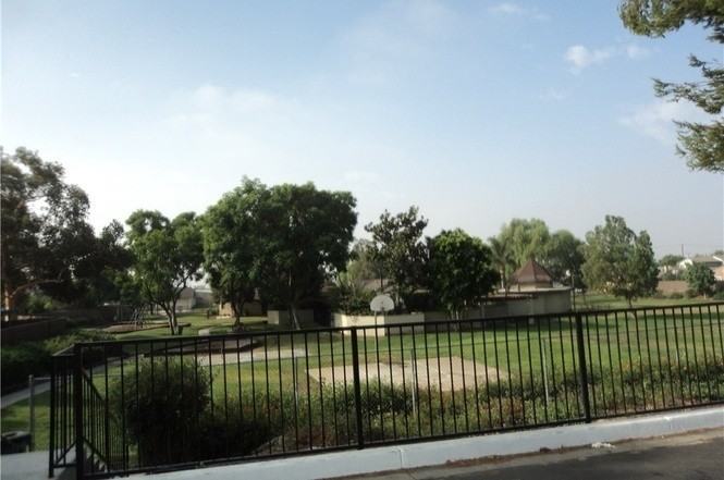 835 S Tamarisk Ave - Photo 2 of 13