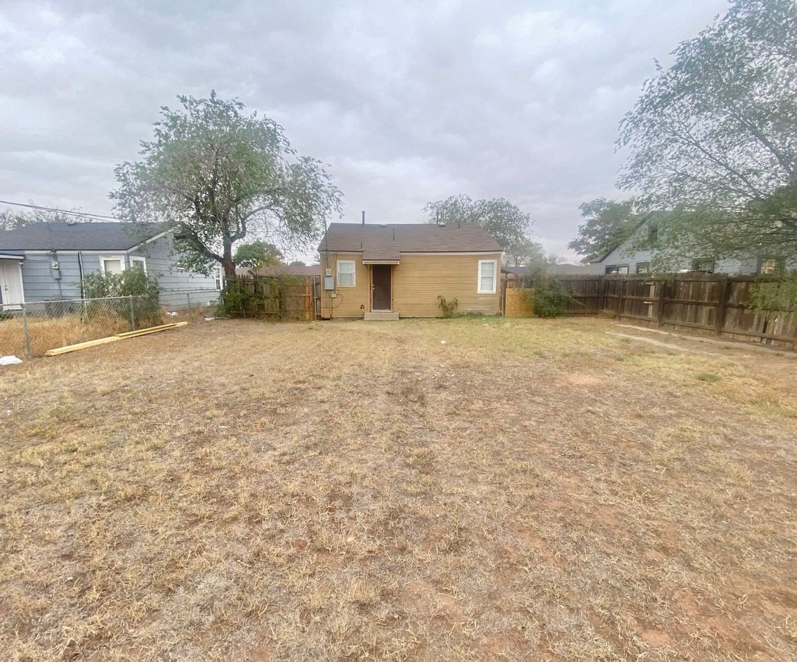 2605 1st St - Photo 2 of 9