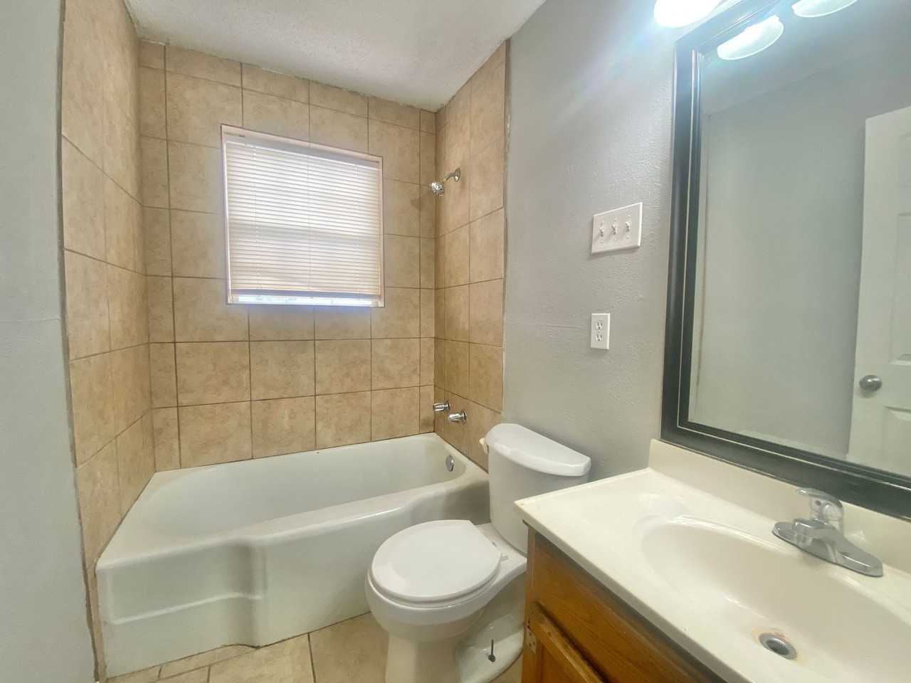 2605 1st St - Photo 6 of 9