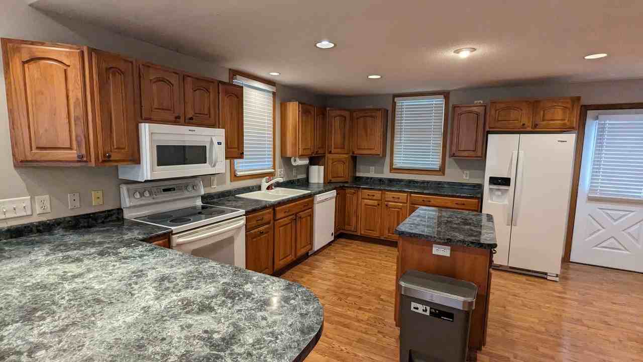 301 N Walnut St - Photo 2 of 22