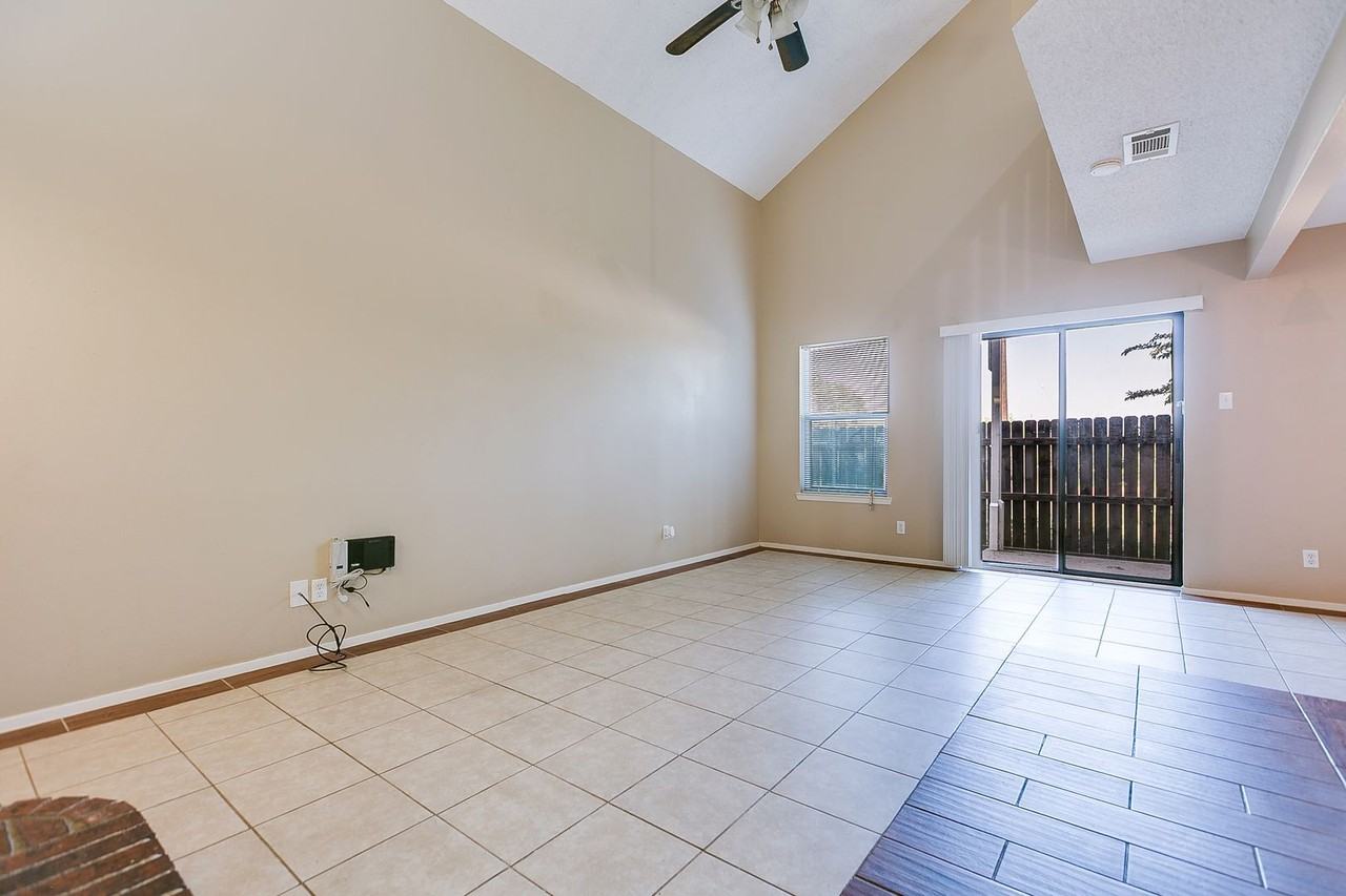 1006 Holiday Dr - Photo 7 of 30