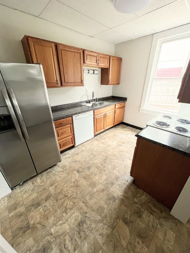 320 Kenyon St - Photo 2 of 17