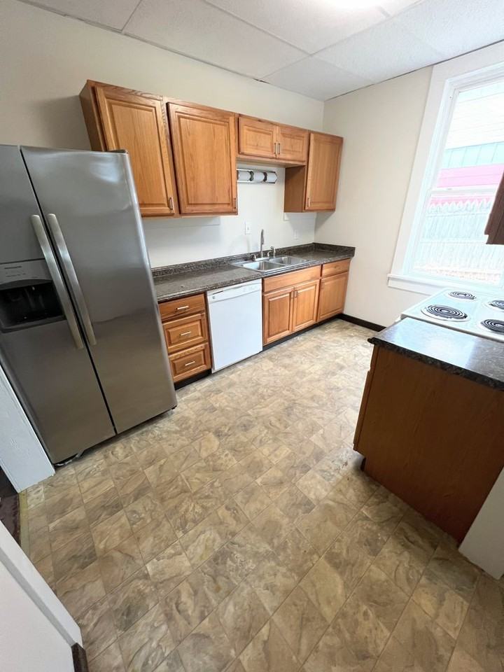 320 Kenyon St - Photo 3 of 17