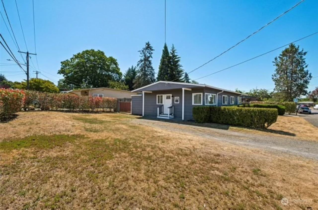 684 Dayton Ave Ne - Photo 2 of 10