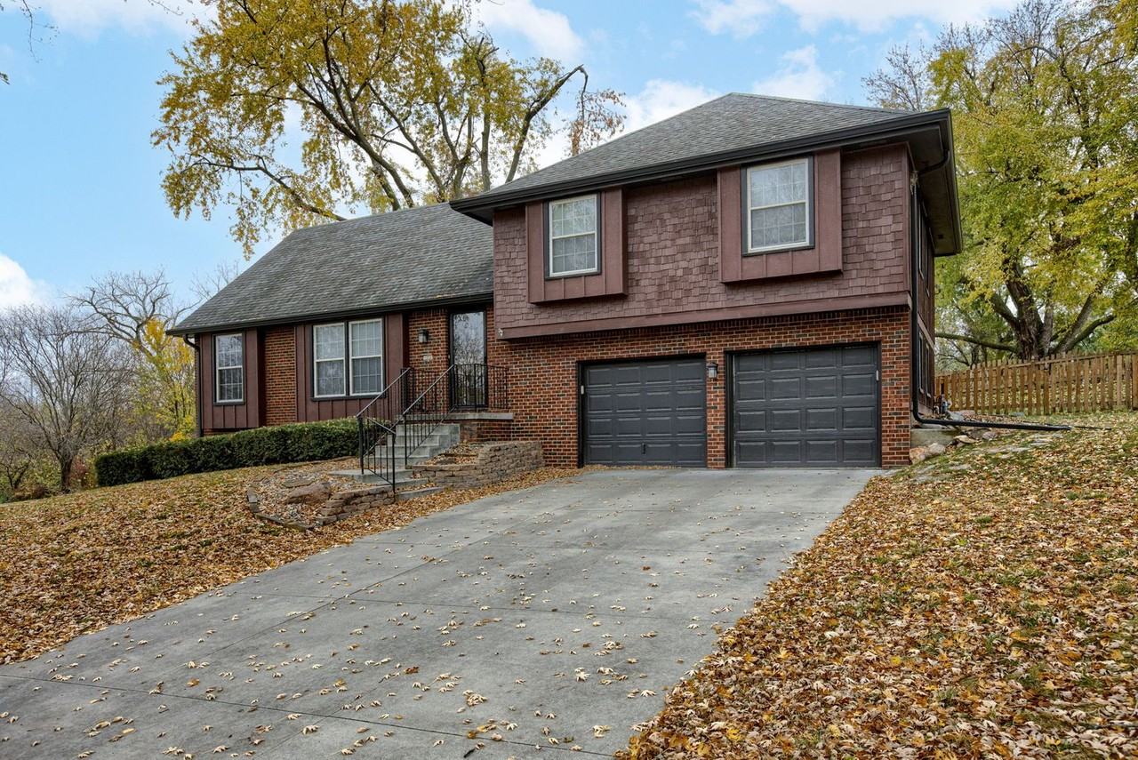 1253 S 163rd Ave - Photo 2 of 24