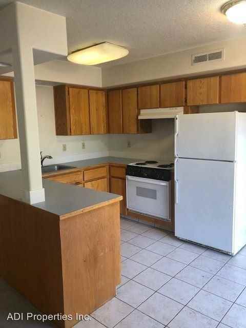 4225 Se Oak St - Photo 2 of 9