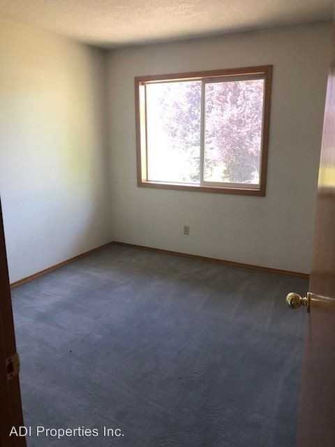 4225 Se Oak St - Photo 7 of 9