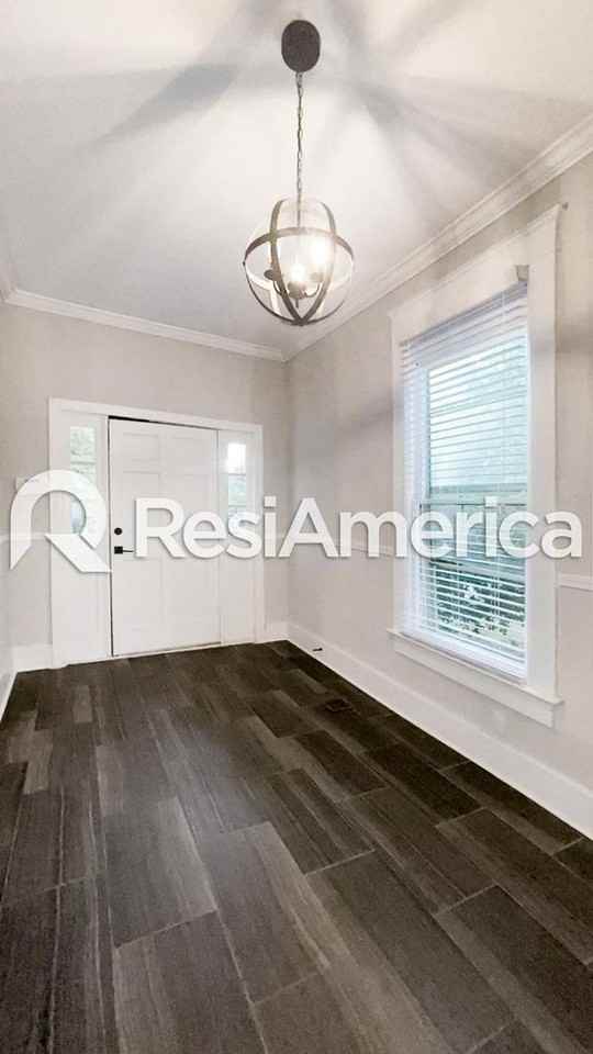 998 Meda St - Photo 2 of 15