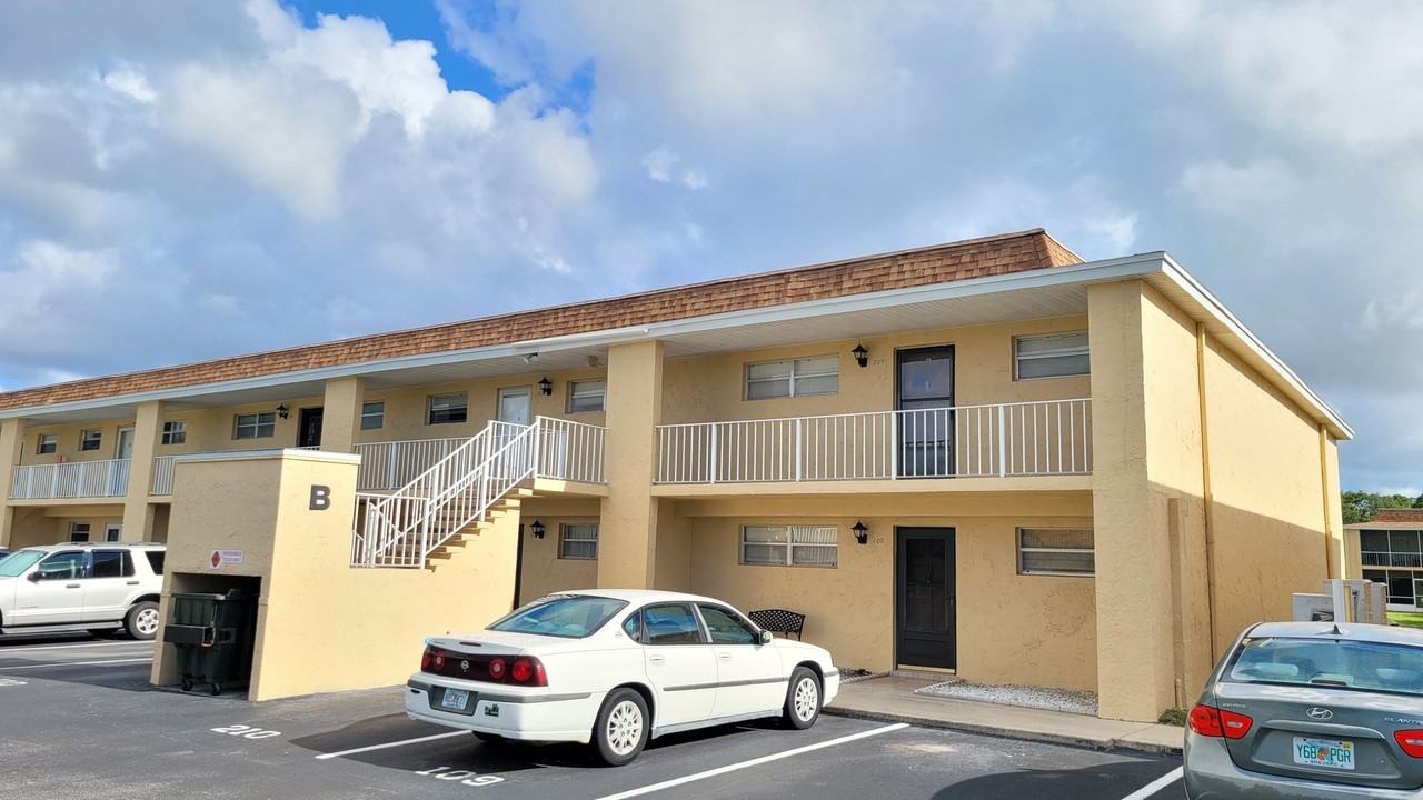 2135 N Courtenay Pkwy Apt B209 - Photo 4 of 34