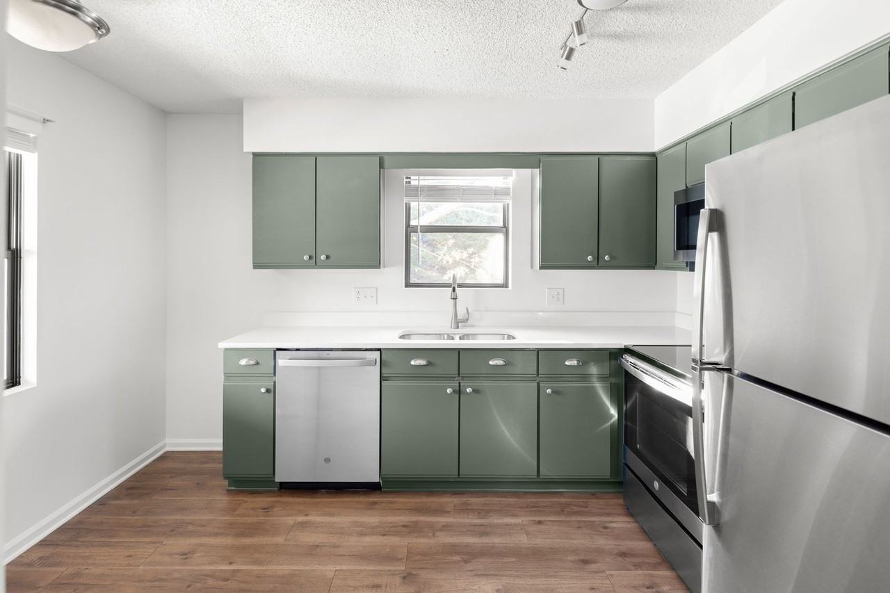 1002 Abbey Cir - Photo 3 of 19