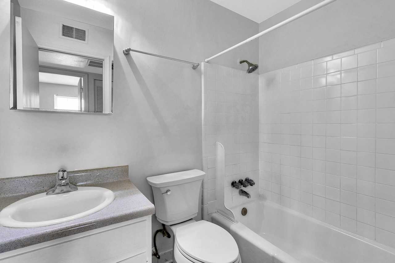 Yorktown Apartments - Photo 6 of 10