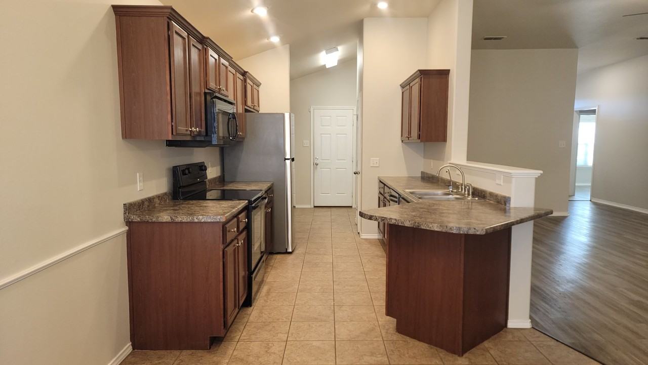 6704 84th St - Photo 4 of 22