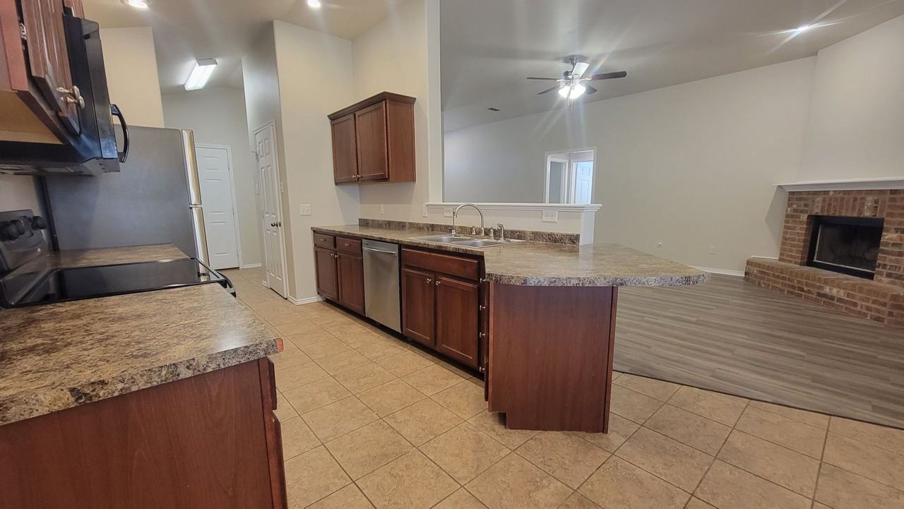 6704 84th St - Photo 5 of 22