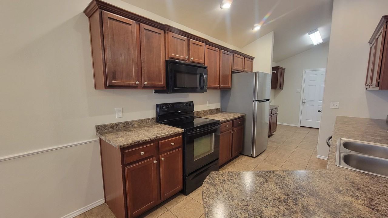 6704 84th St - Photo 6 of 22