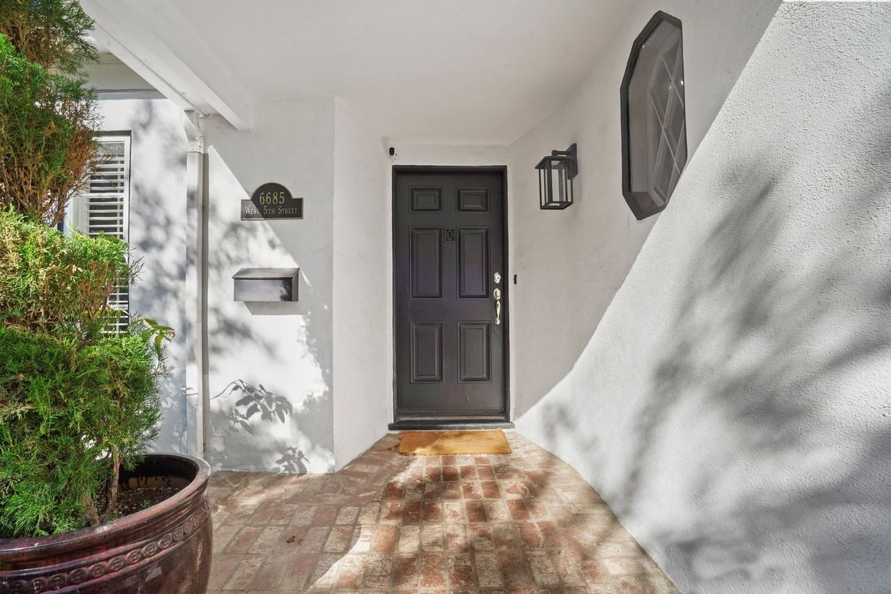 6685 W 5th St - Photo 3 of 31