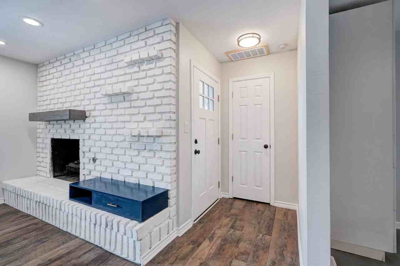 2036 Nw 44th St - Photo 2 of 25