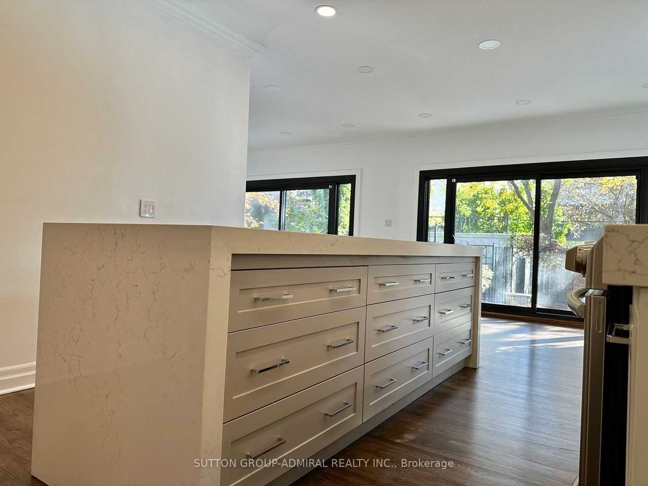 165 Roxborough Drive - Photo 3 of 40