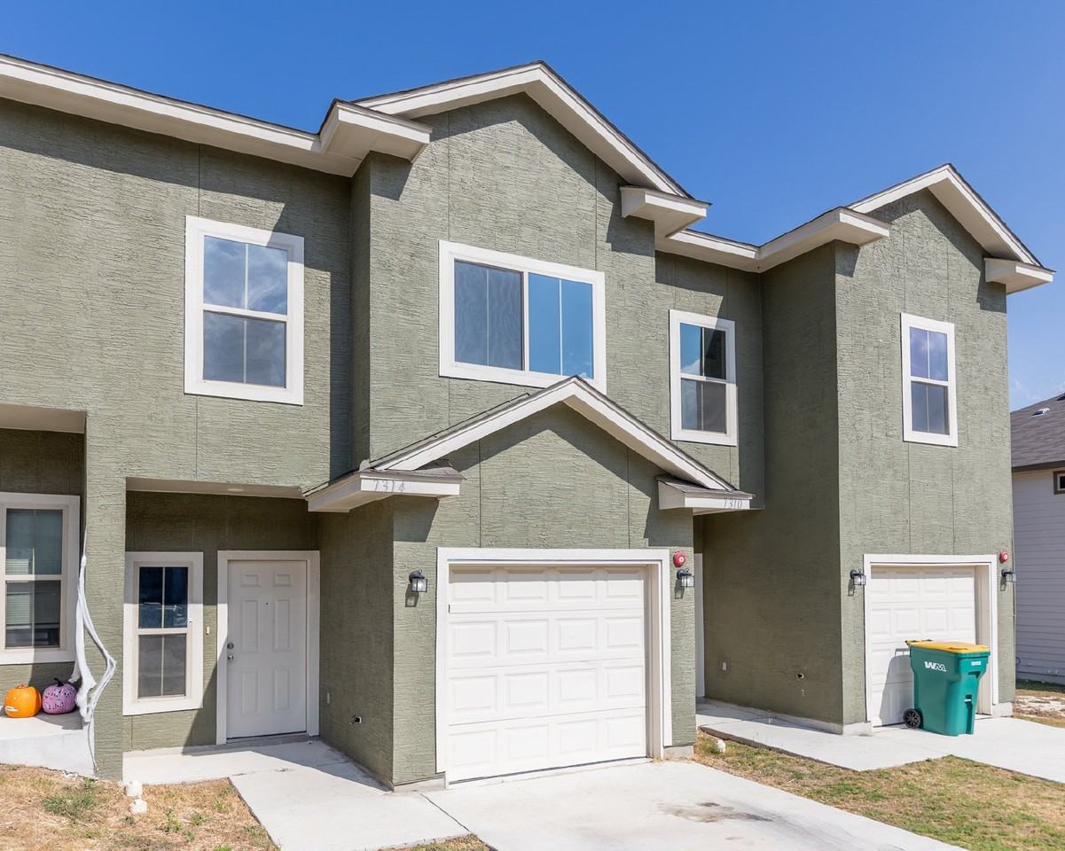 7314 Savannah Brks - Photo 2 of 31