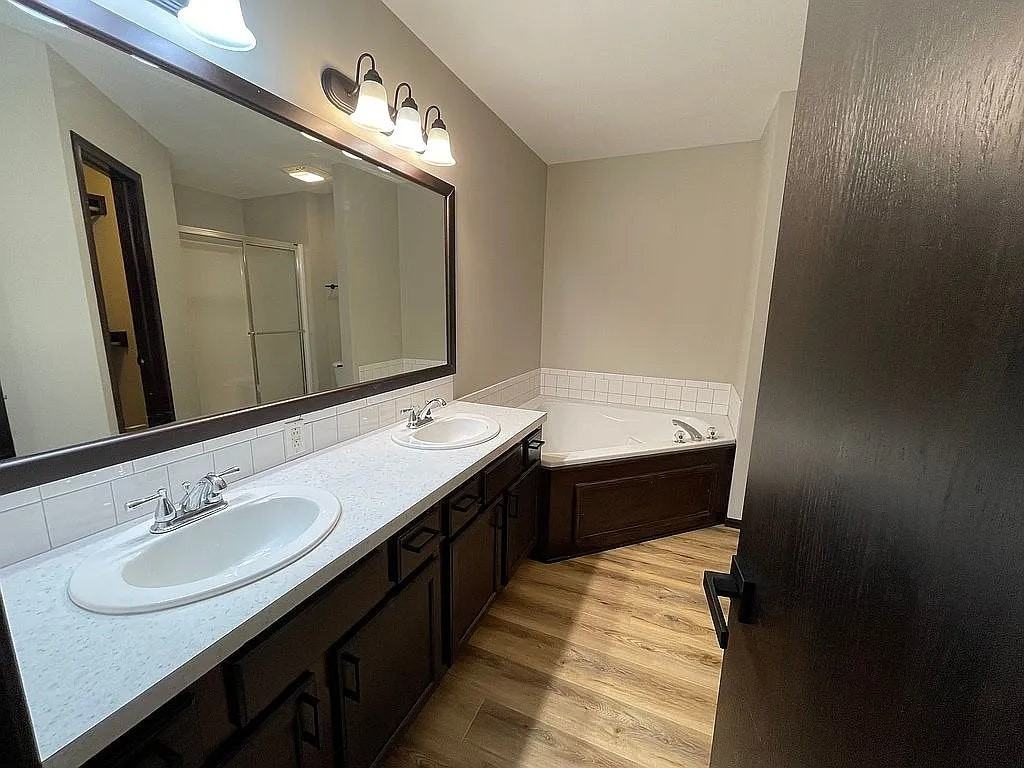 1742 N Basswood Ct - Photo 2 of 5