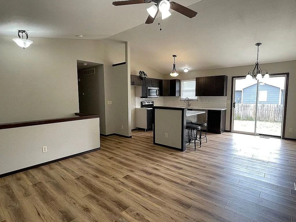 1742 N Basswood Ct - Photo 3 of 5