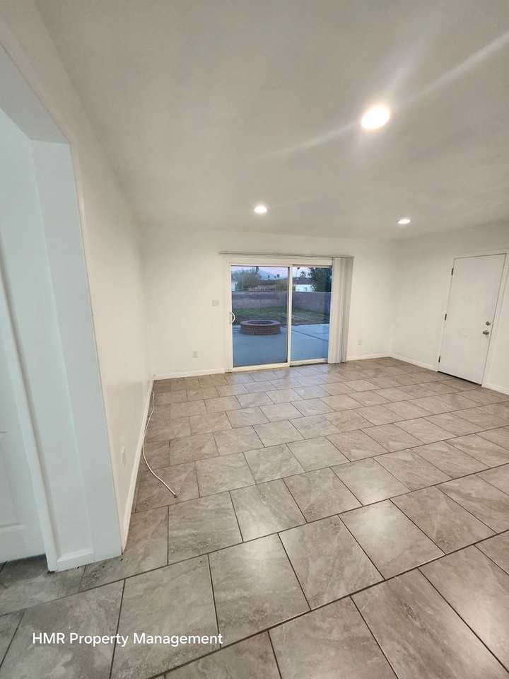 3367 N Alameda Ave - Photo 5 of 36