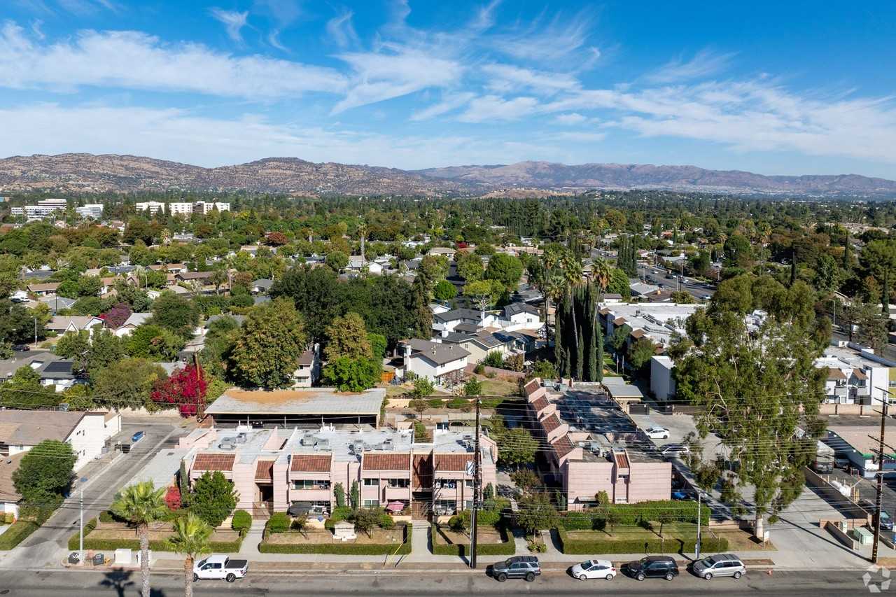 6 WEEKS FREE!! Steps from Fallbrook Mall - Photo 3 of 4