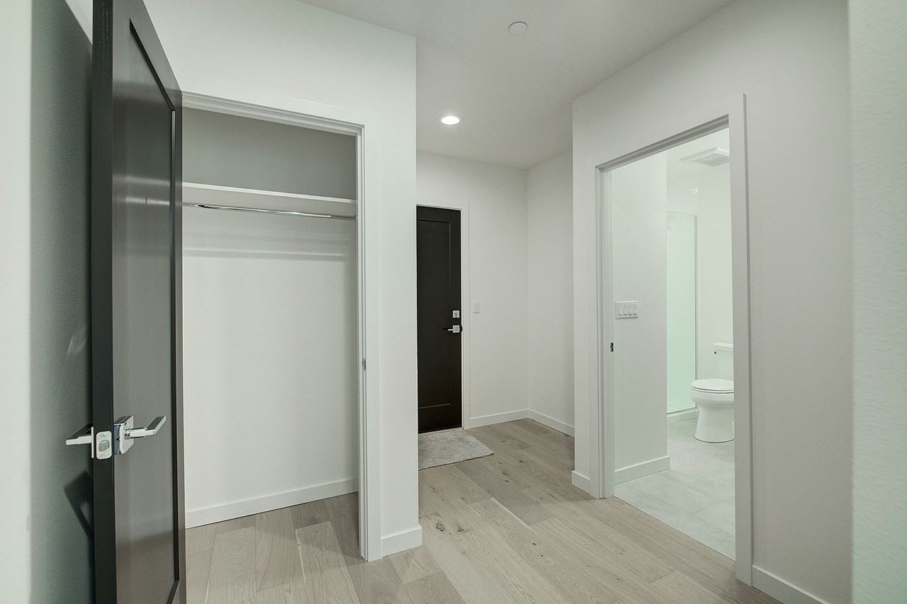 501 2nd Ave S #B - Photo 3 of 32