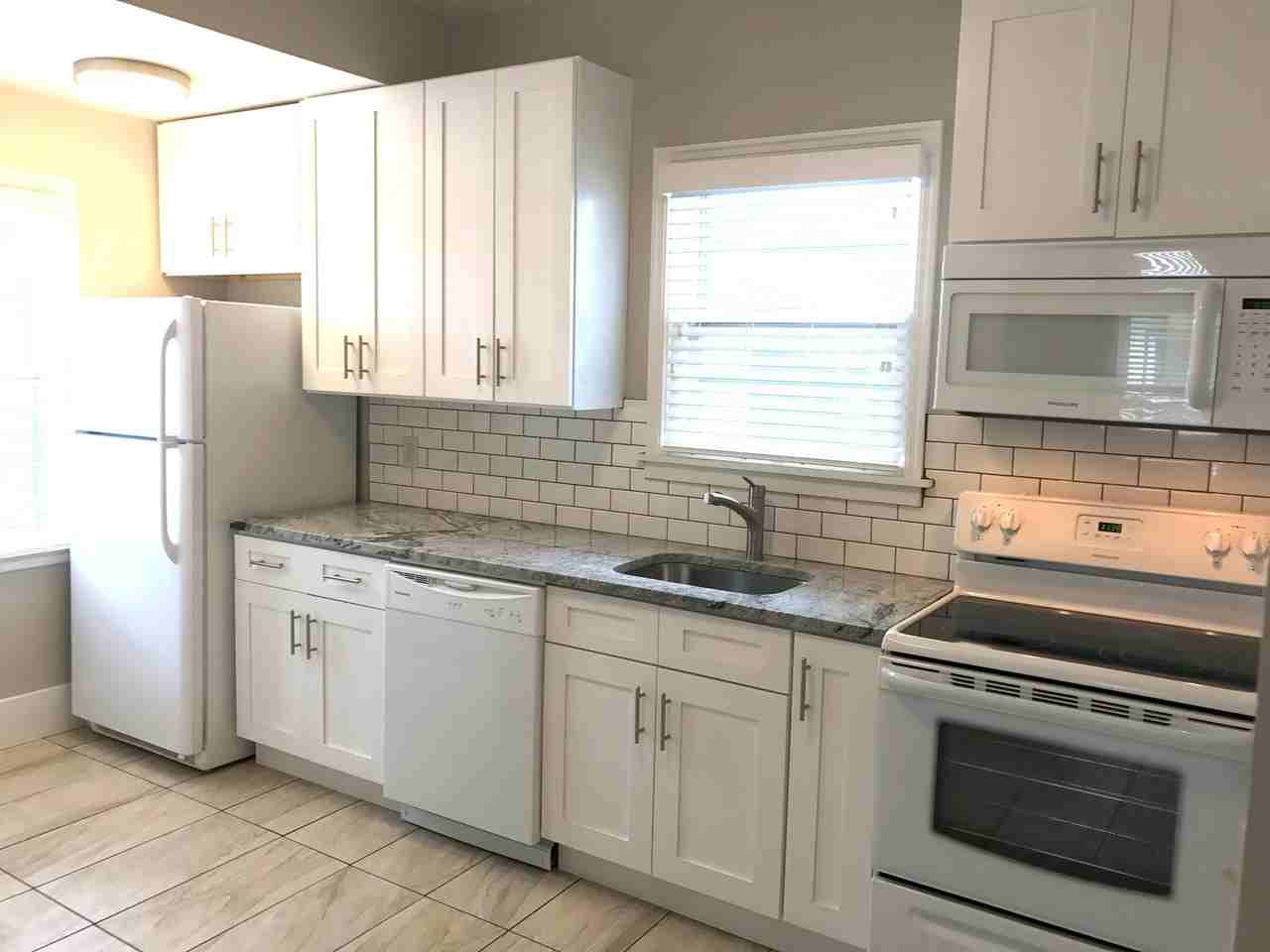 832 N Summit Ave - Photo 2 of 11