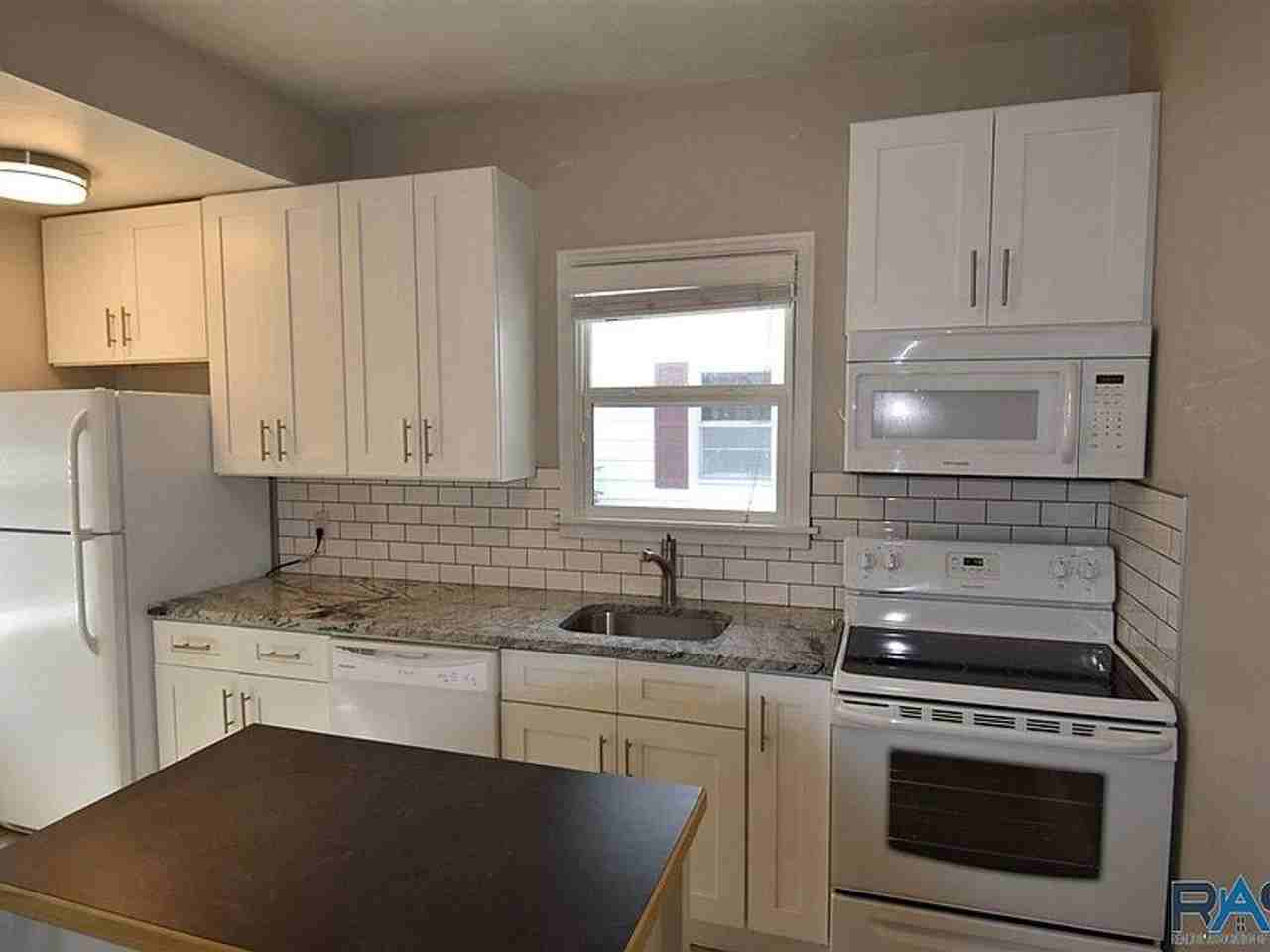 832 N Summit Ave - Photo 3 of 11
