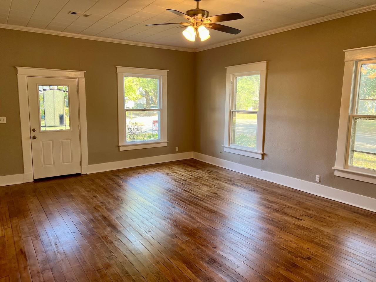 1101 W Oak Ave - Photo 2 of 18