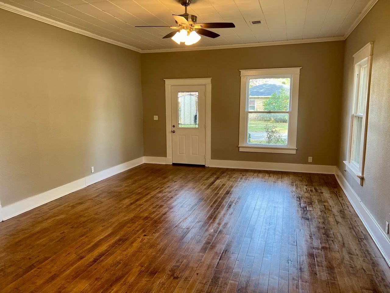 1101 W Oak Ave - Photo 3 of 18