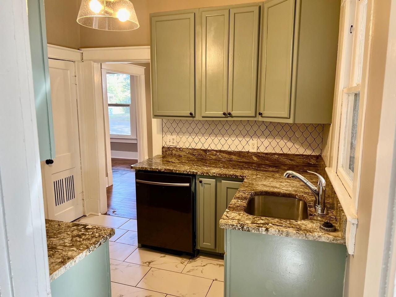 1101 W Oak Ave - Photo 5 of 18