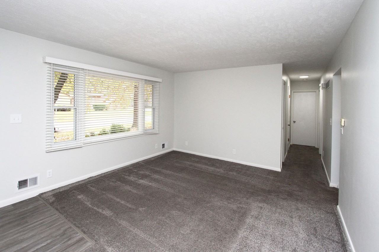 511 Driftwood Dr - Photo 3 of 24