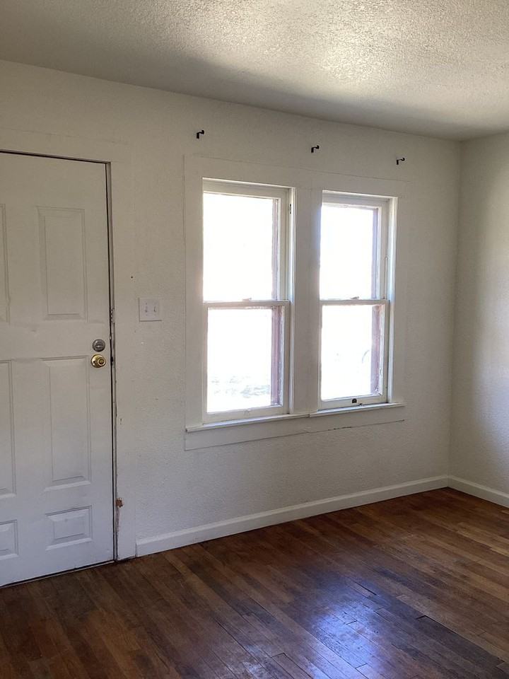611 W 5th St - Photo 3 of 8