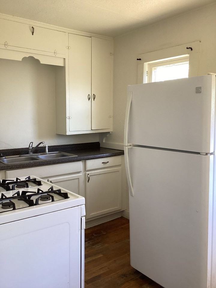 611 W 5th St - Photo 4 of 8
