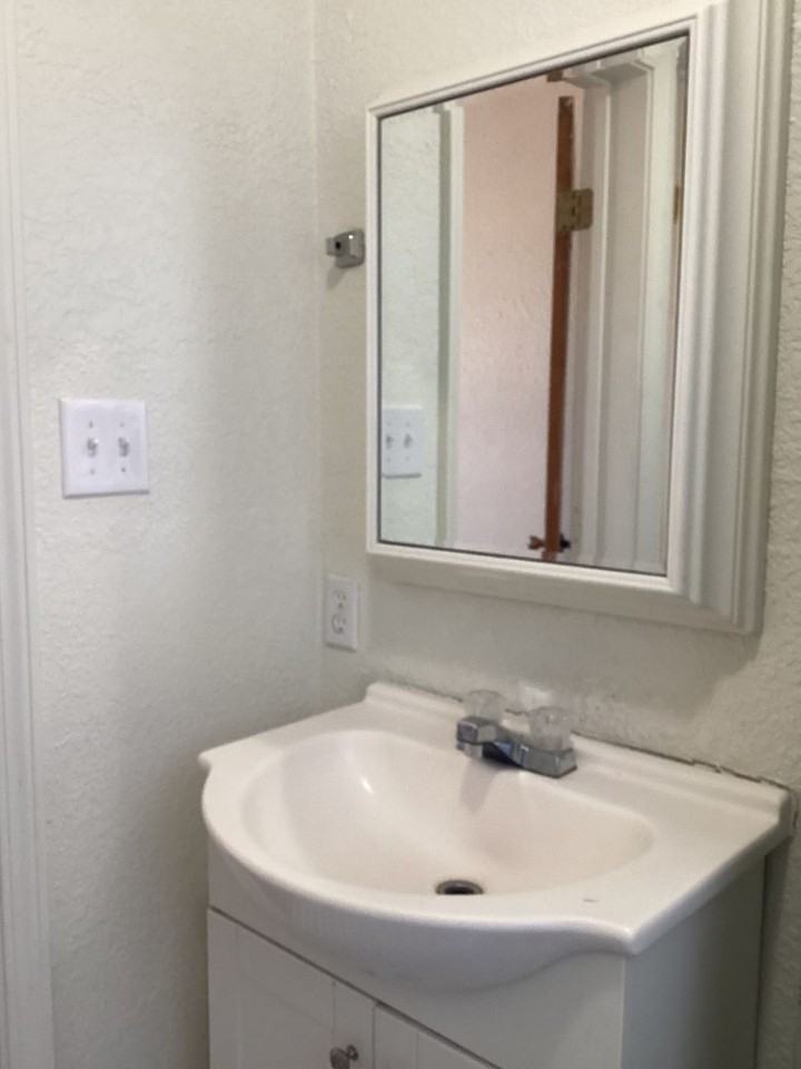 611 W 5th St - Photo 6 of 8