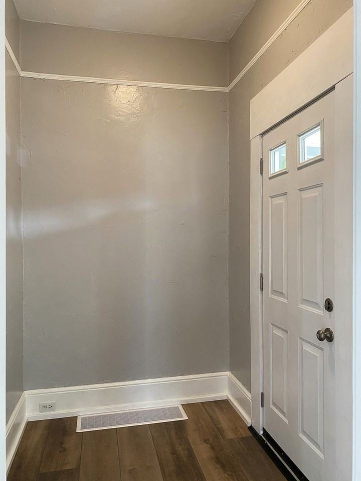 903 E 8th St - Photo 3 of 24