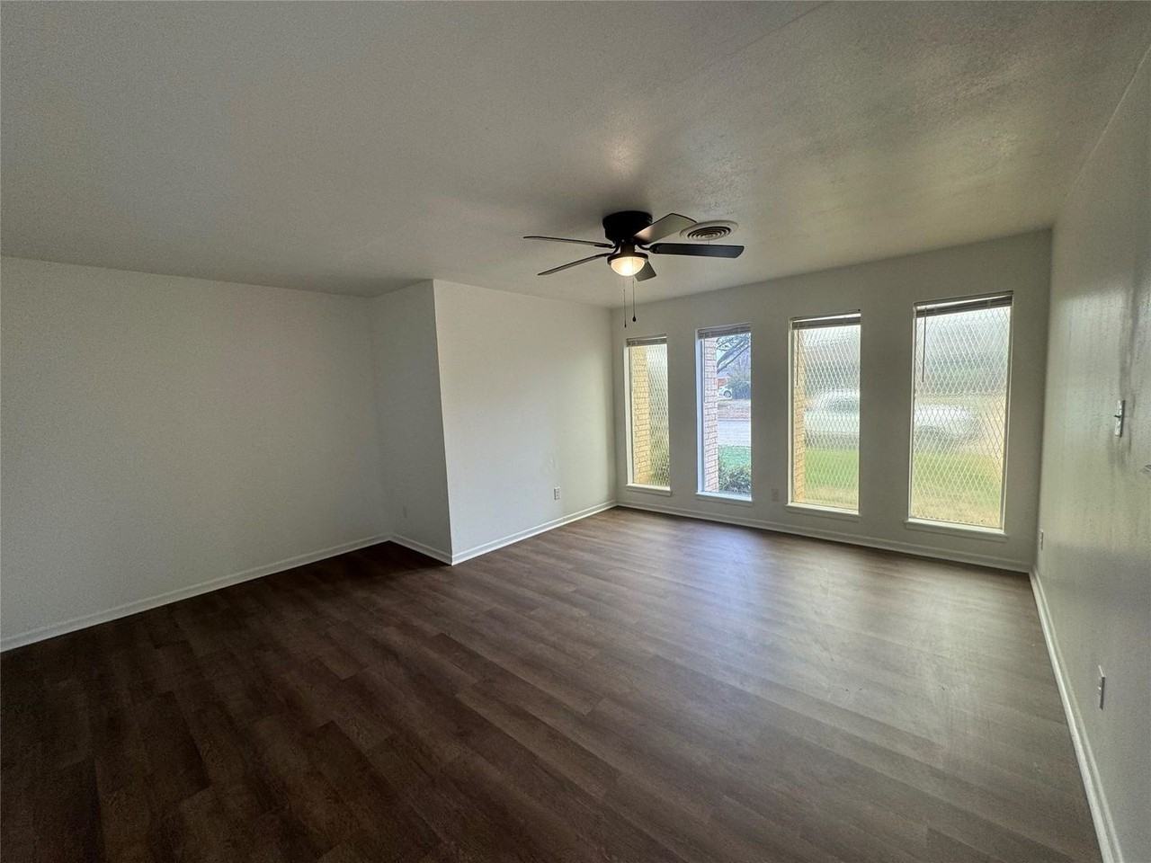 2402 Darrell Dr - Photo 2 of 14