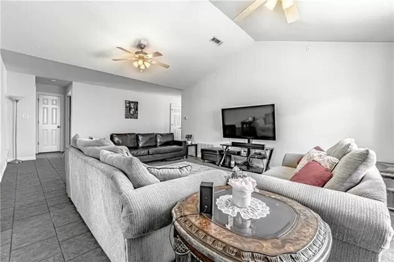 20884 Justin Dr - Photo 2 of 13