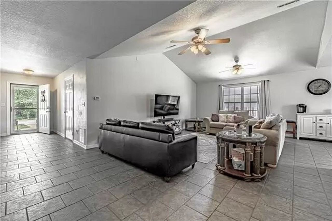 20884 Justin Dr - Photo 3 of 13